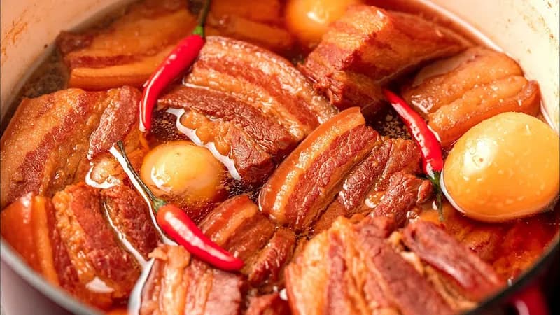 Domácí karamelizovaný bůček s vejci - Thịt kho tàu